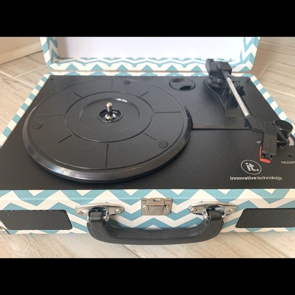 IT 3 Speed Suitcase Record Player - Picture 1 of 11